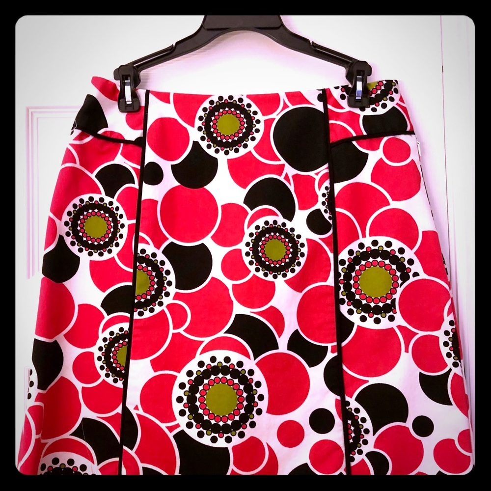 Fun, flirty skirt, unlined with side zipper